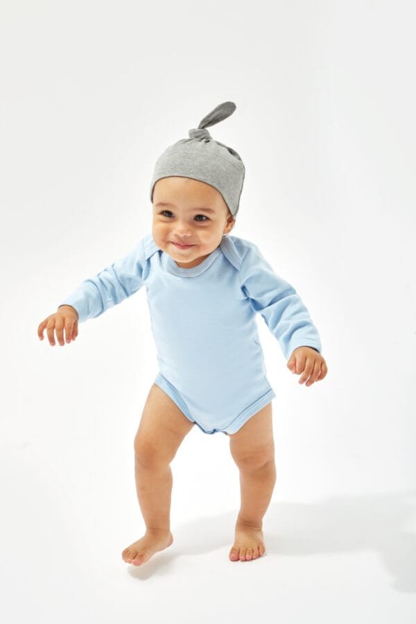 Babymütze mit einem Knoten